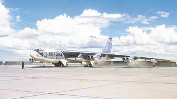 B-52G Early with HOUND DOG IT1451 фото